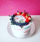 Сливочный торт с ягодами